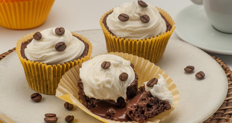 Imagem de uma cupcake com graos de cafe e um chantilly